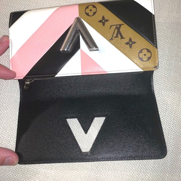 NWOT LOUIS VUITTON Epi Monogram Reverse Twist Wallet - Picture 7 of 11